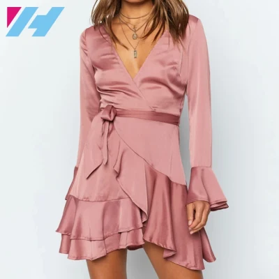 Minirobe plissée à manches longues en satin blush fantaisie